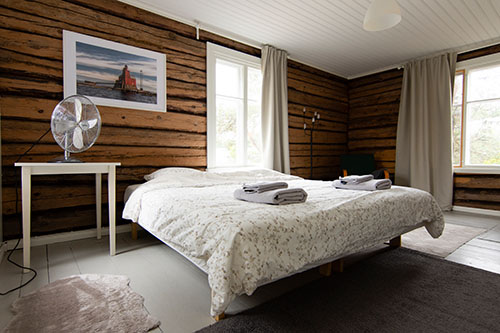 A larg bed and breakfast room decorated in nordic style